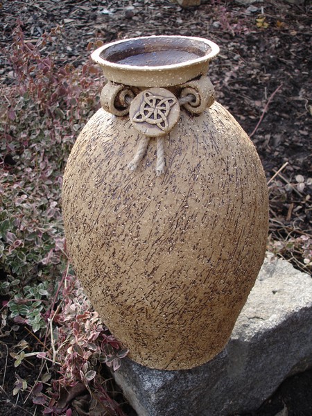 Váza s keltským znakem