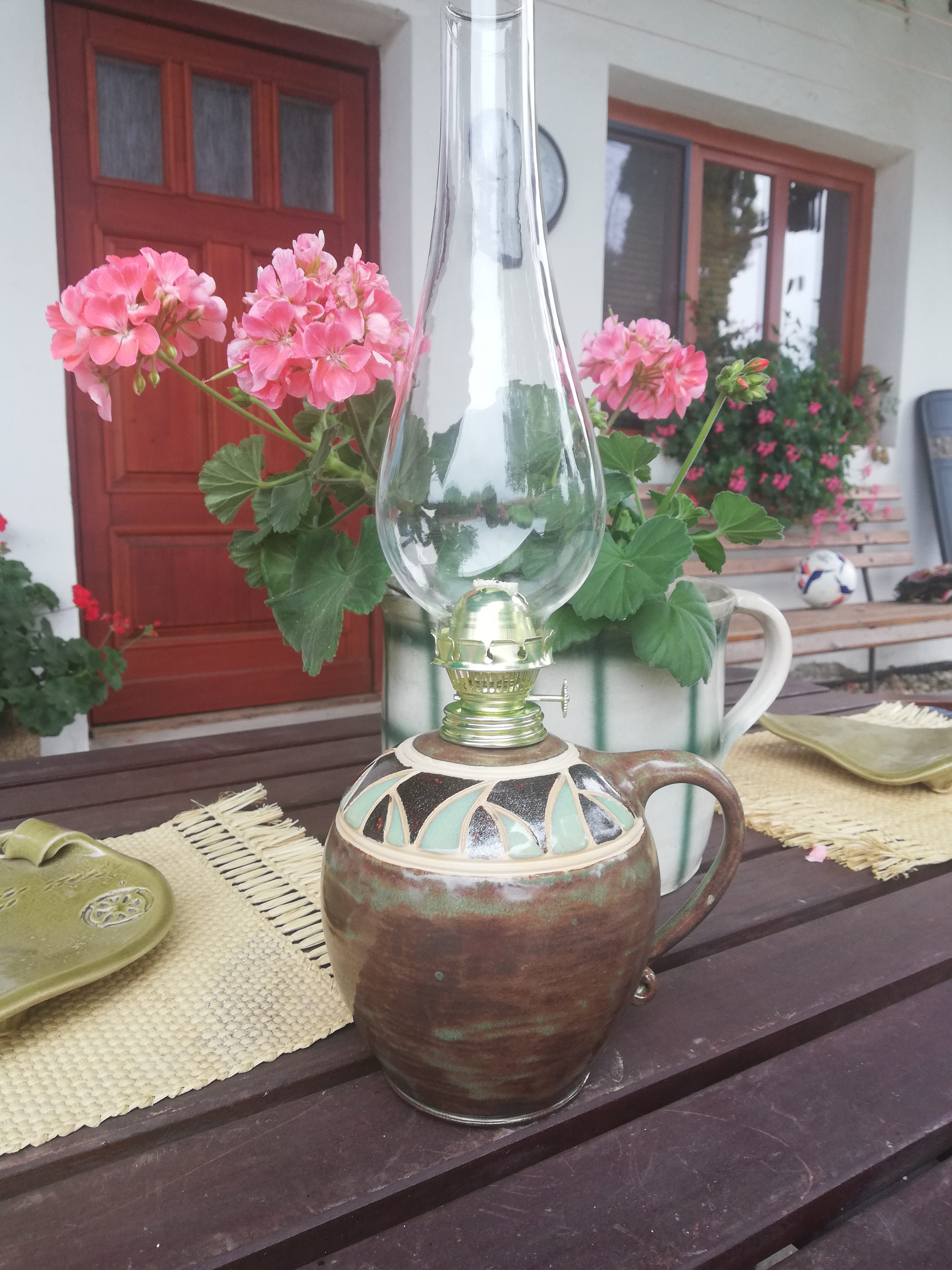Petrolejová lampa - hnědá s ornamentem a efektní glazurou.