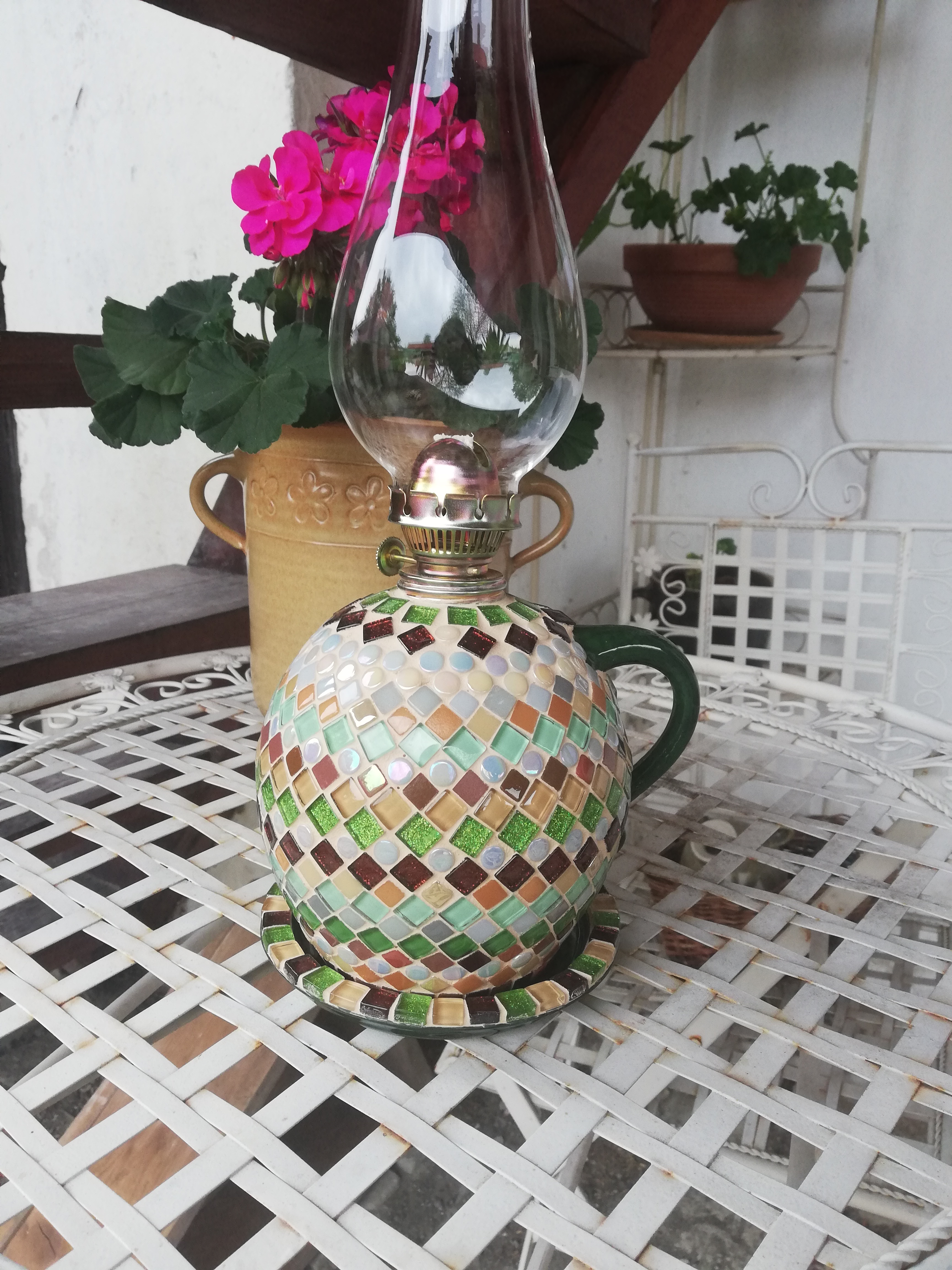 Petrolejová lampa s mozaikou. Na petrolej a lampový olej. Plně funkční. 1390, -