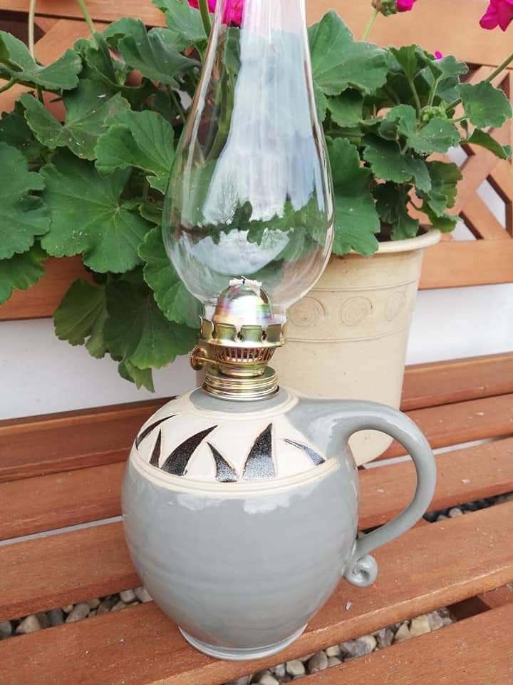 Petrolejová lampa - šedá s ornamentem.